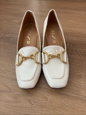 White patent heeled loafers with gold chain detail